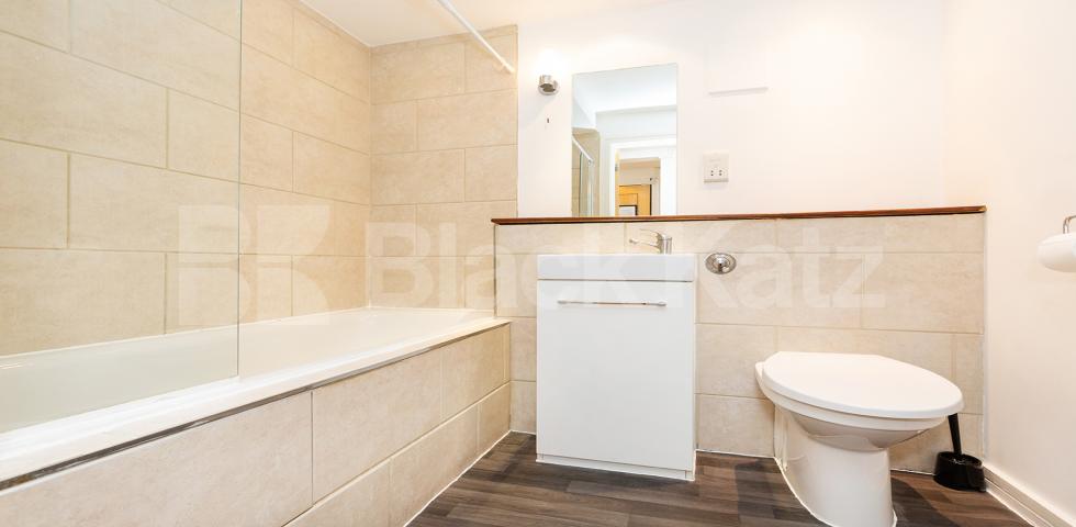 			CENTRAL ZONE 1 LOCATION!, 2 Bedroom, 2 bath, 1 reception Flat			 Farringdon Road, CLERKENWELL / HOLBORN